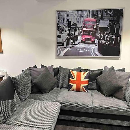 Stunning Flat With Parking Free Near Sutton Station Apartman Cheam Kültér fotó