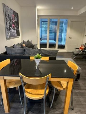 Stunning Flat With Parking Free Near Sutton Station Apartman Cheam Kültér fotó