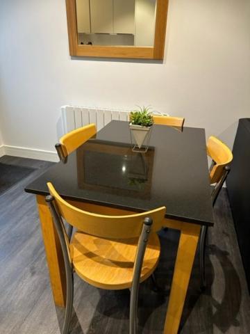 Stunning Flat With Parking Free Near Sutton Station Apartman Cheam Kültér fotó