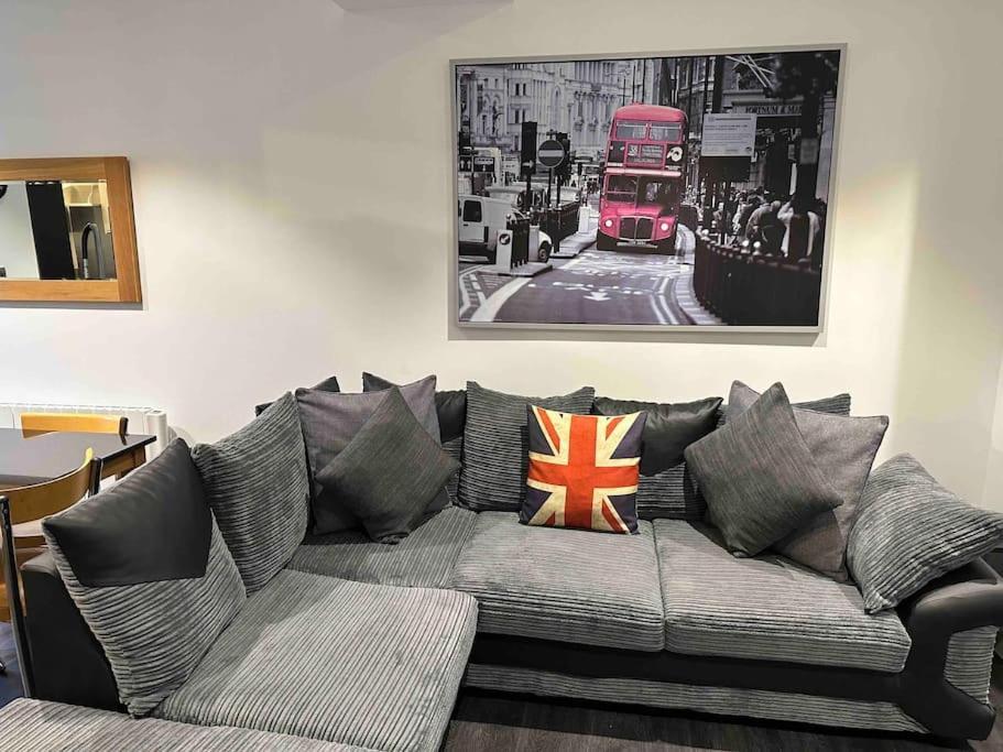 Stunning Flat With Parking Free Near Sutton Station Apartman Cheam Kültér fotó