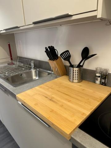 Stunning Flat With Parking Free Near Sutton Station Apartman Cheam Kültér fotó