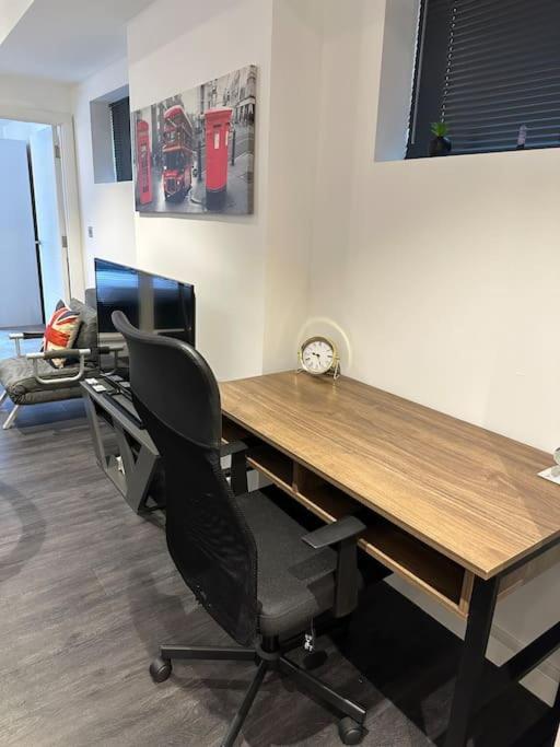 Stunning Flat With Parking Free Near Sutton Station Apartman Cheam Kültér fotó