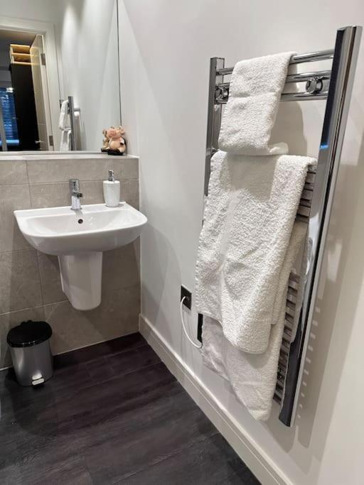 Stunning Flat With Parking Free Near Sutton Station Apartman Cheam Kültér fotó