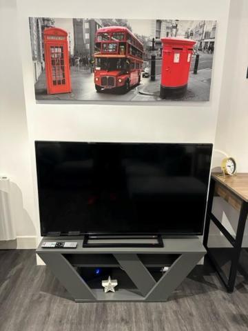 Stunning Flat With Parking Free Near Sutton Station Apartman Cheam Kültér fotó
