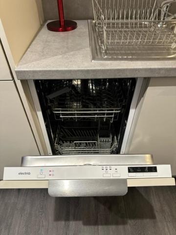 Stunning Flat With Parking Free Near Sutton Station Apartman Cheam Kültér fotó